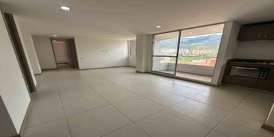Codigo 29009. Apartamento en arriendo ubicado en Envigado sector Las AntillasCaracterísticas: • 2 habitaciones (principal con vestier y baño privado) • 2 baños • Sala-comedor con excelente iluminación natural • Biblioteca o estudio • Cocina integral abierta con mesón en mármol • Zona de ropas independiente • Balcón con vista despejada • Parqueadero sencillo y cuarto útil • Servicios públicos y red de gasDescripción: Vive en un conjunto moderno en el sector Las Antillas de Envigado, reconocido por su ambiente tranquilo, clima fresco y cercanía a zonas comerciales. Este apartamento de 75 m² ofrece un diseño funcional y acabados cálidos: pisos en madera laminada, amplios ventanales y espacios bien distribuidos. Su balcón invita a disfrutar de la vista y la brisa de la montaña.Entorno: – A pocos minutos del Colegio El Comercial de Envigado y de El Oasis – Zona residencial con excelente acceso a transporte público – Cercano a supermercados, cafés y zonas verdesZonas comunes: Portería 24 horas, lobby, gimnasio, salón social, turco, piscina para adultos y niños, parque infantil y parqueadero de visitantes.Nota: Se aceptan mascotas.