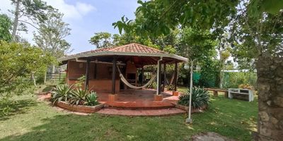 En una tranquila y acogedora zona campestre, rodeado de hermosas zonas verdes y con una ubicación privilegiada sobre una vía principal, se encuentra este espectacular terreno en Los Santos, Santander. Con un área total de 2200 M2, esta propiedad ofrece la oportunidad de construir la casa de tus sueños en un entorno natural y apacible.

Cuenta con una cabaña que consta de sala, 1 alcoba, cocina, 1 baño, perfecto para una pareja o una persona que busque un lugar de descanso. Además, esta propiedad admite mascotas, por lo que podrás disfrutar de la compañía de tus amigos peludos sin preocupaciones.

En cuanto a sus características internas, este terreno cuenta con gas domiciliario, lo que facilita la vida cotidiana y ahorra tiempo y dinero. En su exterior, se encuentran árboles frutales que le dan un toque natural y fresco, además de un jardín que embellece el lugar y lo convierte en un oasis de tranquilidad.

 ¡Contáctanos ahora y haz realidad tus sueños inmobiliarios!