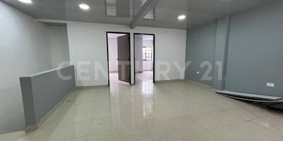 Apartamento nuevo en tercer piso, para estrenar, muy bien ubicado, perfecto para personas que trabajen en sectores como galería floresta, el centro de Cali, o la zona norte de la ciudad, vías de fácil acceso tanto al sur como al norte, consta de dos habitaciones, sala comedor amplia, zona de oficios, cocina y baño, escaleras rectas y amplias para fácil mudanza.