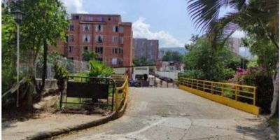 inmueble con disposición medianera con las siguientes dependencias: sala, comedor, cocina, 1 terraza, 4 habitaciones, bahía comunal, 2 baños privados, cuenta con garaje privado. Vetustez 27 años. Vr. Admón. $250,000