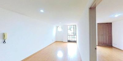 Apartamento en venta de 37m2, con vista interior, ubicado en un 3er piso (Apto 304), acceso por ascensor. Consta de 1 habitación, 1 baño, sala comedor, cocina integral y zona de lavandería. Tiene piso laminado en zona social , habitación y cocina, piso cerámico en baño. El Edificio cuenta con vigilancia privada las 24 horas. Cerca a centro comercial Galerías; cerca a almacenes de cadena como Carulla y D1; cerca a colegio Gimnasio Imperial; cerca a universidad San Martín; cerca a estación de Transmilenio Calle 57; Vías de acceso por la carrera 24 y Calle 53.
 h_property_nid_ref:  46160487249
 h_property_uuid_detail:  ac6fb000-c0ba-4032-8133-b0e313a83fb9
 ubicacion: Bogotá,San Luis
 Inmueble ofertado por nuestro aliado HABI.