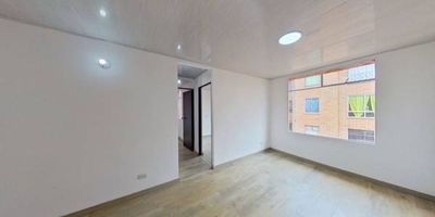 Apartamento en venta de 36m2, con vista interior, ubicado en un 5to piso (Torre 11 Apto 502), acceso por escaleras, parqueadero comunal. Consta de 2 habitaciones, 1 baño, sala comedor, cocina semi integral y zona de lavandería. Tiene piso laminado en habitaciones, zona social y cerámico en cocina y baño. El conjunto cuenta con salón comunal, parque infantil, zonas verdes, zona social y vigilancia privada las 24 horas. Cerca a centro comercial Trébolis El Porvenir; cerca a tienda y supermercados de barrio; cerca a colegio Ciudadela Educativa de Bosa; cerca a paraderos del SITP; Vías de acceso por la Carrera 95A y Calle 52 Sur.
 h_property_nid_ref:  40328764336
 h_property_uuid_detail:  25bea199-7d8a-4bfb-93ba-713f7460ba7b
 ubicacion: Bogotá,Parcela el Porvenir
 Inmueble ofertado por nuestro aliado HABI.