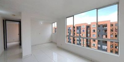 Apartamento en venta de 43m2, con vista exterior, ubicado en un 5to piso (Torre 14 Apto 502), acceso por escaleras, parqueadero comunal. Consta de 2 habitaciones, 1 baño, sala comedor, cocina integral y zona de lavandería. Tiene piso carámico en en todas sus zonas. El conjunto cuenta con zonas verdes, zona para niños, salón social  y vigilancia privada las 24 horas. Cerca a centro comercial Jardín Verde y Prado Verde; cerca a almacenes de cadena como Colsubsidio, Olímpica y Ara; cerca a colegio Gimnasio Británico Brighton; cerca a universidad UNAD; cerca a estación de Transmilenio San Mateo; Vías de acceso por la Diagonal 17 y la Calle 40.
 h_property_nid_ref:  43291300759
 h_property_uuid_detail:  7d899b88-89aa-4fd1-a998-31f9cd5db667
 ubicacion: Soacha,Ciudad Verde
 Inmueble ofertado por nuestro aliado HABI.