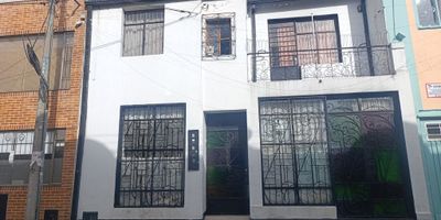 Casa Santa Teresita- Teusaquillo,  Funciona  Residencias Universitarias- rentando,  21 habitaciones, 3 baños, cocina, zopa de ropas,  área construida 291.70 metros, magnifica ubicación central y  vias de acceso,  cerca de universidades, colegios, clinicas, al  barrio la soledad y al park-way, al  centro de Bogotá.