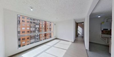 Apartamento en venta de 46m2, con vista interior, ubicado en un 8vo piso (Torre 16 Apto 861), acceso por ascensor y escaleras, parqueadero propio cubierto (396). Consta de 3 habitaciones, 2 baños, sala comedor, balcón, zona de estudio, cocina integral y zona de lavandería. Tiene piso laminado en habitaciones, zona social y cerámico en baños y cocina. El conjunto cuenta con piscina, zona húmeda, Gimnasio, salón infantil, salón social, zona de juegos, zona BBQ, zonas verde y vigilancia privada las 24 horas. Cerca a centros comerciales Meridiano Novaterra y Homecenter; cerca a almacenes de cadena como Olímpica, D1; cerca a colegios Nogales Country, Militar Coronel Juan José y Nueva Inglaterra; cerca a Universidad Uniminuto; Vías de acceso por la Carrera 9 y Vía Mosquera La Mesa.
 h_property_nid_ref:  40852007864
 h_property_uuid_detail:  3eb705e9-eeee-4d1e-b3bb-f0a27291280d
 ubicacion: Mosquera,San José
 Inmueble ofertado por nuestro aliado HABI.