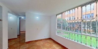 Apartamento en venta de 47m², con vista interior, ubicado en un 1er piso (Torre 14 Apto 102). Consta de 3 habitaciones, 1 baño, sala de estudio, sala comedor, cocina integral y zona de lavandería. Tiene piso cerámico en todas sus zonas.  El conjunto cuenta con salón social, parque infantil, zonas verdes y vigilancia privada las 24 horas. Cerca de centros comerciales como Prado Verde, Miraflores y Jardín Verde; cerca de almacenes de cadena como Olímpica y Surtimax; cerca a colegios como Ciudad Verde y Minuto de Dios Ciudad Verde; cerca de universidades UNAD y Uniminuto. Vías de acceso por la Calle 17 y la Carrera 38.
 h_property_nid_ref:  33873264764
 h_property_uuid_detail:  d7d2a2e2-6c22-44a0-940b-1f2a7afc4da5
 ubicacion: Soacha,Ciudad Verde
 Inmueble ofertado por nuestro aliado HABI.