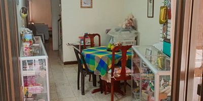 Descubre esta amplia y funcional casa de tres niveles ubicada en el barrio El Vallado, una excelente opción para quienes buscan comodidad, amplitud y una ubicación estratégica en el oriente de Cali.
En el primer nivel, encontrarás un antejardín, una acogedora sala, comedor independiente, baño social, una cocina sencilla y una zona de oficios amplia con lavadero de ropa, punto para lavadora.
El segundo piso cuenta con un hall de alcobas que conecta tres habitaciones, todas con closet; la principal tiene acceso a un balcón, ideal para disfrutar del aire fresco. Además, dispone de un estar de TV y un baño auxiliar para mayor comodidad.
En el tercer nivel, una terraza que ofrece un espacio adicional.
Su ubicación es excelente, en un sector residencial, cerca de la estación de bomberos del sector, canchas deportivas, tiendas y supermercados. Además, cuenta con buenas vías de acceso y transporte público cercano.
Contáctanos y agenda tu visita hoy mismo ¡Tu nuevo hogar te espera!