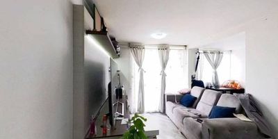 Apartamento en venta de 50 m² con vista interior, ubicado en un 1er piso (Torre 2, Apto 108), con acceso por escaleras y parqueadero comunitario. Consta de 2 habitaciones, 2 baños, sala comedor, cocina y zona de lavandería. Tiene piso cerámico en todas sus zonas. El conjunto residencial cuenta con zonas verdes, zona para niños y vigilancia privada las 24 horas. Ubicado cerca del centro comercial Metro Recreo, con fácil acceso a almacenes de cadena como D1 y Ara, colegios Laberinto La Cultura y San Bernardino, y paraderos del SITP. Vías de acceso por la Calle 84C Bis y la Carrera 80I.
 h_property_nid_ref:  32820928900
 h_property_uuid_detail:  bac4ac56-df51-4525-8c07-4b038a9237f5
 ubicacion: Bogotá,El Jardin 
 Inmueble ofertado por nuestro aliado HABI.