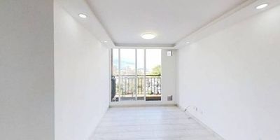 Apartamento en venta de 51 m² con vista exterior, ubicado en un 5to piso (Torre 4, Apto 502), con acceso por ascensor. Consta de 3 habitaciones, 2 baños, sala comedor, cocina integral y zona de lavandería. Tiene piso cerámico en todas sus zonas. El conjunto residencial cuenta con salón comunal, zona infantil, gimnasio, área BBQ y vigilancia privada las 24 horas. Ubicado cerca del Boulevard Comercial Maryland, almacenes de cadena como Tiendas D1 y Ara, el Colegio Alfonso Reyes Echandía y paraderos del SITP. Vías de acceso por la Avenida Ciudad de Cali y la Calle 71A Sur.
 h_property_nid_ref:  30181562780
 h_property_uuid_detail:  b37efaa5-c260-4c40-9ead-116ee9203533
 ubicacion: Bogotá,Islandia
 Inmueble ofertado por nuestro aliado HABI.