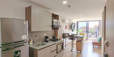 Este apartaestudio amoblado en Laureles combina la comodidad de un espacio moderno con la tranquilidad de una excelente ubicación. Muy cerca de la Av. 33 y la 76, rodeado de cafés, restaurantes, bancos y transporte, pero sin el ruido de la zona comercial.Su diseño tipo loft ofrece amplitud y estilo: cocina integral con barra americana, sala con balcón y una vista agradable al sur, baño social, alcoba con vestier, baño privado y zona de ropas. Está completamente amoblado y equipado con todo lo necesario para vivir cómodamente.Gracias al aire acondicionado, podrás disfrutar todo el espacio con total frescura y confort. Además, cuenta con parqueadero privado, vigilancia 24/7, cámaras de seguridad, ascensor y parqueadero para visitantes.Tu nuevo espacio te espera. Contáctanos en Raskcielos Inmobiliaria y agenda tu visita.