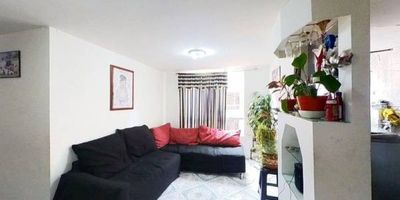 Apartamento en venta de 53m², con una agradable vista interior, ubicado en un tercer piso (Torre 10, Apto 304) con acceso por escaleras. Cuenta con 3 cómodas habitaciones, 1 baño, una acogedora sala comedor, cocina integral y zona de lavandería. Tiene piso cerámico en todas sus áreas, ideal para un fácil mantenimiento. El conjunto ofrece un ambiente tranquilo y familiar, con salón comunal, parqueadero comunal y vigilancia privada las 24 horas. Su ubicación es estratégica, cerca de los centros comerciales Trébolis El Porvenir y Micentro El Porvenir, de almacenes de cadena como Ísimo y D1, y de la estación de Transmilenio Bosa. Además, cuenta con cómodas vías de acceso por la Carrera 97B y la Calle 52 Sur.
 h_property_nid_ref:  43334710030
 h_property_uuid_detail:  f780d676-e37d-49c6-b833-6e1b2f0dc09a
 ubicacion: Bogotá,Parcela Porvenir
 Inmueble ofertado por nuestro aliado HABI.