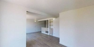 Apartamento en venta de 54m2, con vista interior, ubicado en un 3er piso (Torre 5 Apto 304), acceso por ascensor, parqueadero propio (151). Consta de 1 habitación, 2 baños, sala comedor, cocina integral, estudio y zona de lavandería. Tiene piso laminado en habitación y zona social y cerámico en baños y cocina. El conjunto cuenta con zona social, parque infantil, salón comunal y vigilancia privada las 24 horas. Cerca a centro comercial Centro Chía; cerca a tiendas y supermercados de barrio; cerca a colegio Ausubel con ambientes virtuales de aprendizaje; cerca a paraderos de transporte público; Vías de acceso por la carrera 1 y calle 7.
 h_property_nid_ref:  35268926049
 h_property_uuid_detail:  31a6dece-6056-4301-91d1-270eca906fac
 ubicacion: Chía,Hacienda San Jose
 Inmueble ofertado por nuestro aliado HABI.