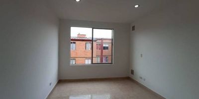 Apartamento en venta de 54m2, con vista interior, ubicado en un 5to piso (Torre 11 Apto 541), acceso por escaleras, parqueadero comunal. Consta de 3 habitaciones, 2 baño, sala comedor, cocina y zona de lavandería. Tiene piso cerámico en todas sus zonas. El conjunto cuenta con salón comunal, parque infantil y vigilancia privada las 24 horas. Cerca a centro comercial EcoPlaza; cerca a supermercados y tiendas de barrio; cerca a colegio Rafael Lasso De La Vega; cerca a paraderos de transporte público; Vías de acceso por la Calle 10 y Carrera 10.
 h_property_nid_ref:  38235175531
 h_property_uuid_detail:  146e9c37-7f54-46fe-9a52-eb592d8227b9
 ubicacion: Mosquera,Mosquera
 Inmueble ofertado por nuestro aliado HABI.