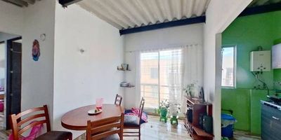 Apartamento en venta de 54 m², con vista interior, ubicado en un sexto piso (Torre 14, Apto 602), con acceso por escaleras y parqueadero comunal. Cuenta con 3 habitaciones, 1 baño, sala comedor, cocina y zona de lavandería. Tiene piso cerámico en todos los espacios, lo que brinda fácil mantenimiento y un ambiente acogedor. El conjunto ofrece zonas verdes, área infantil, salón comunal, mini market y vigilancia privada las 24 horas, perfectos para disfrutar de la tranquilidad y comodidad del hogar. Ubicado cerca del centro comercial Metro Recreo y de almacenes de cadena como Surtimax; también próximo a los colegios Campo Verde 2, San Bernardino y Kimy Pernía Domicó IED; al portal de TransMilenio Américas, y con cómodas vías de acceso por la Calle 80 Bis Sur y la Carrera 94.
 h_property_nid_ref:  13969695916
 h_property_uuid_detail:  d2e5e678-b892-473f-ae87-74ff8840fb35
 ubicacion: Bogotá,Parques de Bogotá Alcaparro
 Inmueble ofertado por nuestro aliado HABI.