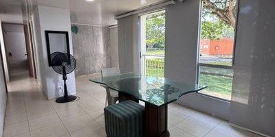 Apartamento en venta de 56m2, con vista interior, ubicado en un 1er piso (Torre 1 Apto 103), acceso por ascensor, parqueadero propio descubierto(157). Consta de 2 habitaciones, 1 baños, estudio, sala comedor, cocina integral y zona de lavandería. Tiene piso ceramico en todo el inmueble. El conjunto cuenta con piscina, zonas verdes, salón comunal y vigilancia privada las 24 horas. Cerca a Estadio Jamundí, IMDERE Jamundí, cerca a centro comercial Alfaguara, Palmas Plaza, Plaza del Sol; cerca a colegio Gimnasio Liceo MorenoTaller de María, Angel Maria Camacho; Vías de acceso por la Avenida Circunvalar.
 h_property_nid_ref:  44387412599
 h_property_uuid_detail:  88ca2b97-d37f-4744-b369-9ddc754826be
 ubicacion: Jamundí,Los Naranjos
 Inmueble ofertado por nuestro aliado HABI.