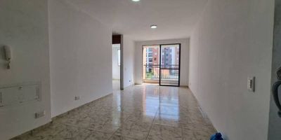 Apartamento en venta de 57m² con vista interior, ubicado en un 2do piso (Torre C, Apto 209), con acceso por ascensor y parqueadero propio (123). Consta de 2 habitaciones, 2 baños, sala comedor, cocina integral y zona de lavandería. Tiene piso cerámico en todo el inmueble. El conjunto residencial cuenta con vigilancia privada las 24 horas. Ubicado cerca de los centros comerciales Plaza Airone y Plaza Natura, con vías de acceso por la Avenida Cañasgordas.

 h_property_nid_ref:  43753163144
 h_property_uuid_detail:  d762f6ef-9fe6-4447-829f-3510d7aa55e5
 ubicacion: Jamundí,Amberes
 Inmueble ofertado por nuestro aliado HABI.