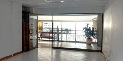 Local disponible para arriendo en Rionegro, cuenta con un area de 25 m2, 1 baño, ventanal, ubicado en centro comercial. con acceso en ascensor. con gran afluencia de peatones, ideal para tu negocio!