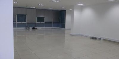 GRAN OPORTUNIDAD DE INVERSION. Oficina en excelente ubicación, pisos en baldosa, biométricos, con tipo de cableado en 6A, vigilancia las 24 horas, salón de reuniones, rociadores de agua, comedor comunal, sala de juntas, terraza comunal.