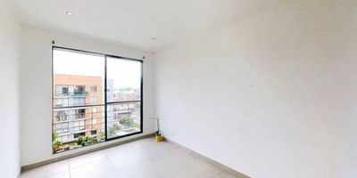 Apartamento en venta de 60 m², con vista interior, ubicado en un sexto piso (Torre 4, Apto 604) con acceso por escaleras. Dispone de 2 habitaciones, zona de estudio, 2 baños, sala comedor, cocina integral y zona de lavandería. Tiene piso laminado en las habitaciones y el estudio, y cerámico en las demás áreas del inmueble. El conjunto ofrece un ambiente tranquilo y seguro, con vigilancia privada las 24 horas. Su ubicación es estratégica, cerca del centro comercial Centro Chía, de tiendas de cadena como D1, Ara, Surtimax y Éxito, así como del colegio Gimnasio Campestre Cristiano y la Universidad de Cundinamarca (extensión Chía). También cuenta con fácil acceso a transporte público e intermunicipal, con vías principales como la Carrera 2 Este y la Calle 29.
 h_property_nid_ref:  22250430849
 h_property_uuid_detail:  faba14dc-38f5-4d4d-bf61-a75c58a4f467
 ubicacion: Chía,Bojaca
 Inmueble ofertado por nuestro aliado HABI.