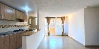 Apartamento en venta de 60m2, con vista interior, ubicado en un 7mo piso (Torre 6 Apto 748), acceso por escaleras y ascensor. Consta de 3 habitaciones, 2 baños, sala comedor, cocina integral y zona de lavandería. Tiene piso cerámico en todas sus zonas. El conjunto cuenta con parque infantil, salón social, zona de juegos, cancha múltiple, gimnasio y vigilancia privada las 24 horas. Cerca a centro comercial Casa Blanca; cerca a almacenes de cadena como D1; cerca a colegio Tecnológico de Madrid; Vías de acceso por la Carrera 23a y Carrera 1.
 h_property_nid_ref:  20366201759
 h_property_uuid_detail:  a07bf97f-a0d0-4155-ab60-04cd2178d7da
 ubicacion: Madrid,La Prosperidad
 Inmueble ofertado por nuestro aliado HABI.