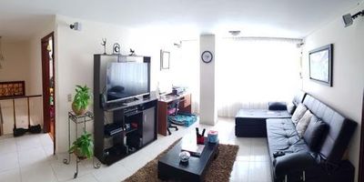 Apartamento de 3 Niveles con áreas amplias, totalmente remodelado, con dos zonas sociales  y habitaciones con excelente distribución, ubicación privilegiada tanto para acceso vehicular como de servicio publico, durante todo el día cuenta con buena iluminación interior y natural. Consta de dos salones comedores uno principal y otro alterno.