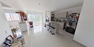 Apartamento en venta de 80m2, con vista exterior, ubicado en un piso 30 (Torre 2 Apto 3009), acceso por ascensor, parqueadero propio cubierto (6161) y depósito (6136). Consta de 2 habitaciones, 2 baños, sala comedor, cocina integral y zona de lavandería. Tiene piso laminado en habitaciones, piso en porcelanato en zona social y cocina y cerámico en baños. El conjunto cuenta con parque infantil, salón social, zona húmedas, piscinas, zonas verdes y vigilancia privada las 24 horas. Cerca a almacenes de cadena como Éxito, Ara y D1; cerca a colegio Reggio Emilia; cerca a universidad CEIPA; cerca a estación de Metro Estrella; Vías de acceso por Carrera 45.
 h_property_nid_ref:  45149737293
 h_property_uuid_detail:  6456ef1e-f7c4-40cb-bf6d-09da310dbd0b
 ubicacion: Sabaneta,Tres Esquinas
 Inmueble ofertado por nuestro aliado HABI.