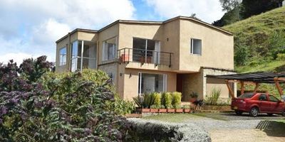 Hermosa casa en la vereda el Hato, lote de 6.632 Metros cuadrados, casa moderna con vista panorámica, excelentes terminados en madera