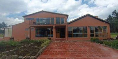 Casa Campestre Esquinera de dos pisos con buena iluminación y ventilación natural, con área de terreno de 15.000,0 m2 Dependencias: piso 1: Dos habitaciones, sala, comedor, cocina, zona de ropas, patio, baño social, cuarto de servicio con baño, jardín Piso 2: 2 habitaciones, estudio, balcón, baño privado, Cuenta con zonas humedas (Jacuzzi, Turco), BBQ, Capilla, Casa Cuidadores Vetustez. 29 años.