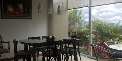 Hermosa casa de doscientos cinco punto diez metros cuadrados, rodeada de jardines y arboles frutales, con la mejor vista del conjunto sobre el Valle del Sopo.