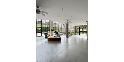 Apartamento ubicado en la castellana de 65 mts, no recibe sol directo a ninguna hora lo cual lo hace muy fresco. 2 habitaciones, la principal con walking closet, dos baños con lavamanos en mármol. Área de labores con closet de linos y cocina con amplio almacenamiento. parqueadero y depósito independiente. El edificio tiene un lobby de cinco pisos con zona de coworking, gimnasio full dotado, dos salones sociales, cuatro zonas de bbq. Tiene cancha de microfutbol, tendrá piscina, jacuzzi, entre otras áreas comunes.