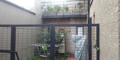 Se vende para inversionista rentando, cuenta con 7 apartamentos arrendados, algunos apartamentos cuentan con su propia área de terraza, área comunal de lavandería, la casa esta recién modelada, es una excelente inversión, rodeada de zonas universitarias, vías de acceso, cercana a Transmilenio, oportunidad de inversión. Contáctenos