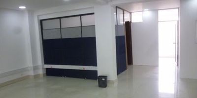 Edificio en venta en Bogotá, Cundinamarca, situado en el prestigioso barrio La Porciúncula. Esta propiedad de estrato 6, con 8 años de antigüedad, ofrece 1000 m² de área construida, ideal para uso de oficinas. Destaca por sus amplias áreas libres y la disponibilidad de cuatro baños por piso (para hombres y mujeres), brindando flexibilidad y comodidad. Una excelente oportunidad de inversión en una ubicación estratégica de la Calle 74 en Bogotá. Para conocer este edificio de oficinas, puede contactarnos vía WhatsApp, solicitar que le contacten o ver nuestros teléfonos.