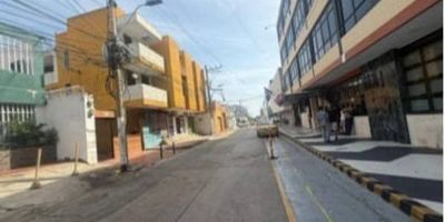 Casa urbana medianera con las siguientes dependencias: Sala, comedor, cocina, 3 habitaciones,  un baño privado, baño social, Vetustez 6 años.