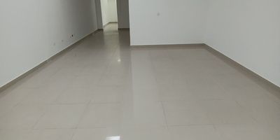 Excelente oportunidad de inversión en el sector inmobiliario de Floridablanca, Santander. Este local en venta, ubicado en un centro comercial de alto tráfico, cuenta con una superficie de 101m² construidos en el año 2004. Con acabados de alta calidad como piso de porcelanato y vigilancia las 24 horas, ofrece un entorno seguro y propicio para el desarrollo de actividades comerciales. Además, dispone de baño, parqueadero para visitantes y servicios públicos de agua y energía. Su uso de suelo comercial y su ubicación estratégica en una zona comercial consolidada lo convierten en una opción ideal para emprendedores y empresarios que buscan expandir sus negocios. No pierdas la oportunidad de adquirir este inmueble con un gran potencial de rentabilidad.