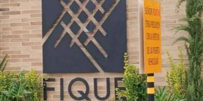 Casa urbana medianera con las siguientes dependencias: Sala, comedor, cocina, Patio interior, terraza, jardín, balcón, 3 habitaciones,  3 baños privados, 1 baño social, 2 garajes uso exclusivo. Vetustez 3 años. Vr. Admón. aproximada $ 355.000