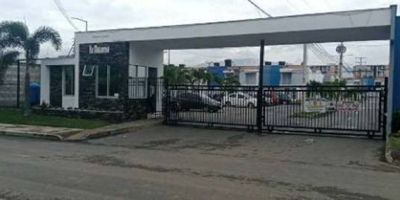 Casa urbana medianera con las siguientes dependencias: Sala, comedor, cocina, Patio interior, terraza, 3 habitaciones,  un baño privado, baño social y garaje uso exclusivo. Vetustez 7 años. Vr. Admón. aproximada $ 170.000