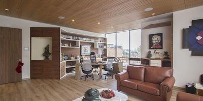 Oficina bien ubicada en el sector del Chico, tres baños interiores, tres garajes, terraza comunal, casino, salón de conferencias, sala de escoltas, parqueadero para visitantes, cómodas vías de acceso