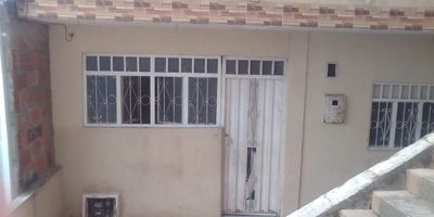 casa de tres pisos y en cada piso hay un apartamento con tres alcobas y dos baños, ubicada en el barrio Santa Ana, peatonal,  Floridablanca, Santander. Este inmueble de estrato 2 cuenta con 3 habitaciones principales, 6 habitaciones sencillas y 6 baños completos. Con una construcción de 200m², esta propiedad ofrece una cocina equipada y balcón interior. Construida en el año 2002, presenta acabados en piso de cerámica y una vista exterior privilegiada. Ubicada en una zona residencial, cuenta con servicios públicos de agua, energía y gas natural. Una excelente oportunidad para vivir en un entorno tranquilo y seguro. ¡Contáctanos para más información!