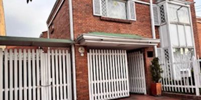 area lote 483 mts, area privada 200 mts, tres habitaciones, dos baños completos, baño social, sala con chimenea, comedor, estudio, estar de TV, cocina cerrada, zona de lavanderia, cuarto y baño de servicio,  dos parqueaderos cubiertos e independientes. apts c-dos 
