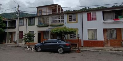 Hermosa casa en venta en Piedecuesta, Santander. Este inmueble de estrato 3 cuenta con 3 habitaciones sencillas, baño completo y baño social. Además, dispone de cocina integral, patio interior y estudio. Construida en 2009, con 60m² de área construida en piso de cerámica. Incluye parqueadero descubierto y servicios públicos de agua, energía y gas natural. Ubicada en zona residencial sobre vía secundaria, ideal para vivir en un entorno tranquilo y seguro. ¡No pierdas la oportunidad de adquirir esta propiedad!