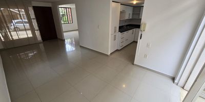 Exclusiva casa en venta de estrato 4 en Floridablanca, Santander. Consta de habitación principal, 3 habitaciones sencillas, 3 baños completos y baño social. Incluye parqueadero cubierto. Con una amplia área de 162m² y 145m² de construcción. Cocina integral, terraza, star de TV, patio y citófono. Construida en 1994, con acabados en cerámica. Uso de suelo residencial en zona residencial. Cercana a colegios, centros comerciales, parques y universidades. Servicios públicos de agua, energía y gas natural disponibles. Una oportunidad única en una ubicación privilegiada.