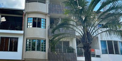 En el corazón del sur de Cali, en el sector de El Caney, se levanta este moderno y funcional edificio que combina rentabilidad, ubicación y calidad de vida. Rodeado de zonas verdes y con excelente conectividad, ofrece un entorno tranquilo y natural sin renunciar a la cercanía de todo lo esencial.

Su ubicación es privilegiada, a pocos minutos de Jardín Plaza, la Policlínica, la Clínica Fundación Valle de Lili, supermercados, universidades del sur, centros financieros y vías principales como la Simón Bolívar y Ciudad de Cali. Todo está cerca, haciendo de esta propiedad una joya tanto para vivir como para invertir.

Construido sobre un lote de 105 m² y con 364 m² de área construida, el edificio cuenta con cuatro apartamentos actualmente arrendados, lo que asegura ingresos estables desde el primer día.

Todos los apartamentos disfrutan de una vista abierta hacia la calle, rodeada de árboles y con un sendero peatonal que aportan frescura y conexión con la naturaleza. 
Distribución: Primer piso: sala-comedor, cocina, dos baños, zona de oficios y garaje descubierto. Segundo piso: sala-comedor, cocina, dos alcobas, dos baños, balcón y zona de oficios. Tercer piso: sala-comedor, cocina, tres alcobas, dos baños, balcón y zona de oficios. Cuarto piso: sala-comedor, cocina, dos alcobas, dos baños, balcón, zona de oficios y terraza privada con vista panorámica.

Una propiedad sólida, versátil y estratégicamente ubicada, ideal para quienes buscan invertir con visión y obtener rentabilidad