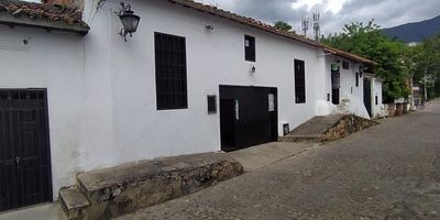 Magnífica casa en venta en Giron, Santander. Este inmueble de estrato 3 cuenta con una habitación principal y 3 habitaciones sencillas, 2 baños completos, parqueadero cubierto y una amplia área de lote de 870m² con 198m² de construcción. Cocina equipada, balcón y patio interiores. Construida en 1970, ubicada sobre vía principal en zona residencial cercana a colegios y parques. Servicios públicos de agua, energía, gas natural y alcantarillado disponibles. Ideal para vivir en un entorno tranquilo y seguro. ¡No pierdas la oportunidad de adquirir esta propiedad única!