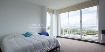 Viva rodeado de especies nativas, cómodamente en tranquilidad y armonía con la naturaleza en espectacular casa con  lote de 2.803 mt2, 600 m2 construidos, dos niveles, 5 habitaciones, seis baños. 4 balcones, habitación principal con chimenea, sauna, turco y Jacuzzi, estudio, habitación para el servicio, zona BBQ, sala con chimenea, fuente de pared en la entrada, portón de entrada con control remoto, con la mejor vista panorámica al valle de Sopo, Villas de Yerbabuena cuenta con portería principal y portería al sector, senderos ecológicos.