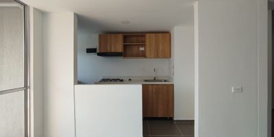 Se arrienda apartamento en el municipio de Rionegro, sector Fontibon, dentro de la moderna unidad cerrada Riovivo, en la nueva torre Celeste. Este inmueble ofrece un ambiente comodo, seguro y con excelente ubicacion, ideal para quienes buscan calidad de vida y facil acceso a los servicios esenciales. La unidad se destaca por su diseno contemporaneo y sus completas zonas comunes, pensadas para el disfrute de toda la familia en un entorno tranquilo y rodeado de naturaleza. Ademas, cuenta con cercania a supermercados, colegios, transporte publico y demas servicios basicos que hacen mas practico el dia a dia. Vivir en Riovivo es disfrutar de un espacio moderno, bien distribuido y con la seguridad de una urbanizacion cerrada, en uno de los sectores mas apetecidos de Rionegro.