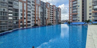 Codigo: 9598FR546

? Venta de Apartamento en Conjunto Club House – Girardot

Te presentamos este excelente apartamento de 68 m², ubicado en uno de los conjuntos residenciales más completos y apetecidos de Girardot, ideal para vivir, vacacionar o invertir en arriendo por temporada. Su ubicación estratégica ofrece fácil acceso, clima cálido todo el año y cercanía inmediata al comercio, transporte y servicios.

Ubicado en un octavo piso con ascensor, el apartamento cuenta con vista exterior que garantiza iluminación natural y un ambiente fresco y agradable. Su diseño interior ofrece una distribución funcional y moderna: 3 habitaciones con closet, 2 baños, cocina tipo americana con barra, amplia sala comedor con salida a balcón y zona de lavado independiente. Se entrega completamente dotado con armarios y cortinas, listo para habitar sin necesidad de inversión adicional.

El conjunto residencial funciona bajo un concepto tipo club, ofreciendo 4 piscinas, zonas verdes, salón social, vigilancia 24 horas, portería controlada y un ambiente familiar seguro. Además, cuenta con supermercado D1 justo a la salida del conjunto, lo que brinda comodidad y practicidad en el día a día.

Incluye parqueadero cubierto y la administración es económica (solo $224.000). Documentación al día, listo para traspaso.

✨ Ideal para quienes buscan calidad de vida, descanso o una oportunidad de inversión rentable.

? Contáctanos para agendar tu visita. Tu próximo hogar te espera.
