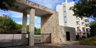 Inmueble con disposición esquinera, con las siguientes dependencias: sala, comedor, cocina, 3 habitaciones, principal con baño privado, baño social  tres balcones y dos garajes cubiertos. Vetustez 6 años.