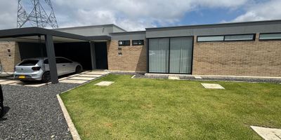 Hermosa casa campestre con amplios y cómodos espacios, ideal para disfrutar de la tranquilidad y el contacto con la naturaleza. Cuenta con 3 habitaciones más habitación de servicio, 6 baños, sala, comedor, cocina y zona de ropas.

Ubicada en conjunto cerrado con portería y vigilancia privada las 24 horas, ofrece zonas verdes, salón social y una espectacular vista panorámica. Un lugar perfecto para vivir con seguridad, confort y un entorno natural privilegiado.