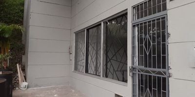 Local en areiendo disponible en La Estrella. Ubicado en un punto estratégico para el comercio, cuenta con un área de 125 m2, 3 baños, un mezanine, un pequeño cuarto útil, una cocineta sencilla, zona industrial, con fácil acceso a transporte publico, sin restricción horaria, seguridad en la zona. Excelente para tu nuevo negocio.