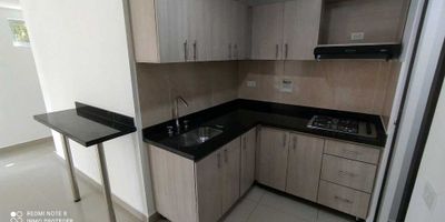 Apartamento con excelentes acabados ideal para tu familia, cerca al centro comercial Aves María, con excelentes rutas de acceso, colegios cerca, tiendas cercanas, a 5 cuadras del parque se Sabaneta, el apartamento es un piso 3 con ascensor, sala comedor, un balcón, cocina semintegral con red de gas, zona de ropas, 3 habitaciones, 3 closet, 2 baños.
